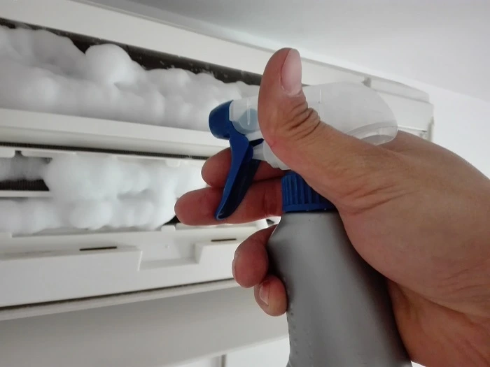 Curatare cu spray aer conditionat